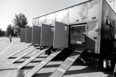 Odessa, Ukrayna - 1 Ağustos 2018: Polis eğitimli polis köpekleri ile özel polis. Polis köpeklerinin askeri araç için mobil büyük kuş kafesi. Çevik mukabele polis, Anti-terör kuvvetleri özel kuvvetler