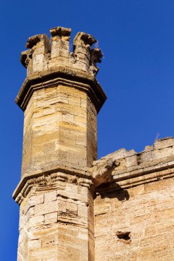 Mistik iç cephe terkedilmiş kalıntıları harap antik kale, binanın konak. Eski duvarlar, çöp ve çamur ile koridor mahvetti. Vandallar tarafından tahrip antik tarihi bina kalıntıları