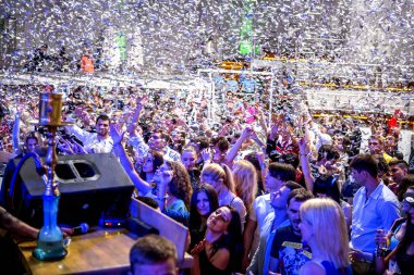 Odessa, Ukrayna - 31 Mayıs 2014: Kalabalık insan yaratıcı ışık ve müzik gösterisi sırasında bir konserde bir gece kulübünde eğleniyor. Kulüp partisi büyük şeker duş neşeli gençler.