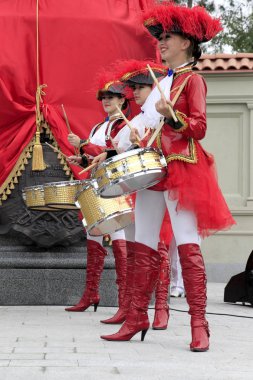 Odessa, Ukrayna - 29 Eylül: tiyatro gösterisi kez 29 Eylül 2012 Odessa, Ukrayna Suvorov, anıtı açılışı sırasında Rusya İmparatoriçe Catherine. Güzel genç kızlar davulcular