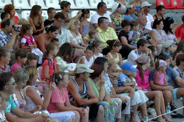 Odessa, Ukrayna - 10 Temmuz 2013: Çok mutlu mutlu sevinçle canlı resim dresirovannyh yunuslar izlerken her yaştan seyirci. Dolphinarium göster