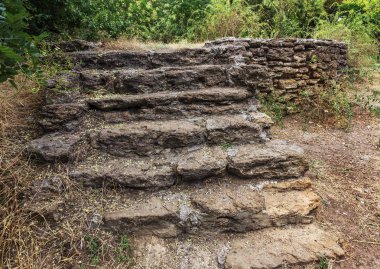 Eski bir dış taş merdiven açın. Taş, çimento eski merdiven ayrışma ve imha ile adımları. Yıpranmış adımları eski kırık taş merdiven kırık bir antik taş merdiven, antik