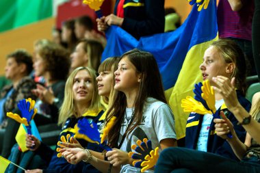 Odessa, Ukrayna - 16 Eylül 2016: Seyirci Bayanlar Voleybol Avrupa Şampiyonası sırasında tribünlerde. Oyun oyun favori kadın takımın başına taraftarların duygusal deneyimler