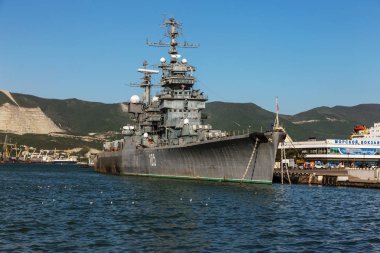 Novorossiysk, Rusya - 3 Mayıs 2018: Novorossiysk ticari liman. Deniz fırkateyn yolcu Novorossiysk liman Harbor. Askeri gemi - müze Rusya turistlere açıktır