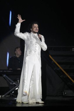 Odessa, Ukrayna, 17 Nisan 2012: Pop konser ikonik Rus şarkıcı Philip Kirkorov Odessa'daki. Ful ile parlak renkli ışık ve tiyatro gösterisi.