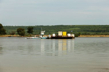 Tuna Nehri geçip küçük özel nehri feribot kargo uzun arabaya taşımak. Bir Nehri güverte kargo ve yolcu arabalarla feribot ve yolcu güvertede dar yerde Tuna haçlar. 2017 - Romanya