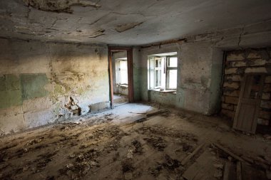 Terk edilmiş bir harabe binada bir antik 18. yy binası mistik iç, kalıntıları. Eski duvarlar, çöp ve çamur ile koridor mahvetti. Kalıp, alçı dekorasyon, kısma yok