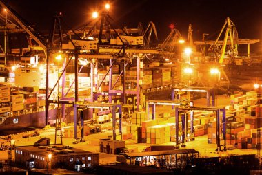 Odessa 21 Kasım: konteynerler içinde iyichevck seaport Denizcilik gemi üzerinde gece, gündüz, 21 Kasım 2012 yükleme boşaltma odessa, Ukrayna