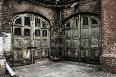 Zavallı Mahallesi eski ahşap kapı. Eski vintage eski bir duvar ahşap. Yıkım, ahşap kapı ve vintage çit izleri, paslı metal çivi. Harabe ve yoksulluk kavramsal arka plan