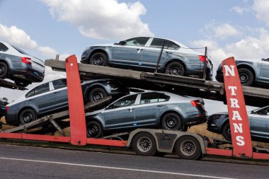 Odessa, Ukrayna 1 Eylül 2017: Araba taşıyıcıları arabaya taşımak. Özel kamyonlar arabayla taşımacılığı. Çok katmanlı ulaşım araçları için özel römork. Arabalar römork taşıma