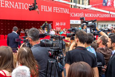 Odessa, Ukrayna - 10 Temmuz 2015: 6 Uluslararası Film Festivali Odessa, kırmızı halı açılış. Bir fotoğrafçı olarak çalıştı. Birçok seyirci ve paparazzi göz alıcı konuklar karşıladı.