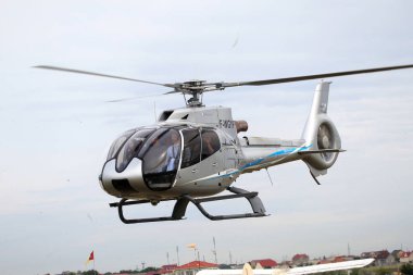 Odessa, Ukrayna - 4 Haziran 2013: Bulutlu bir günde yaz özel test ışık modern sivil helikopter iş sınıfı küçük bir özel Havaalanı sunumu