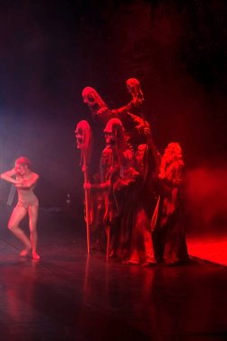 Odessa, Ukrayna - 2 Haziran 2013: Oyuncular kostümlü prova bale Odessa Bale Tiyatrosu sahne alanı'nda 