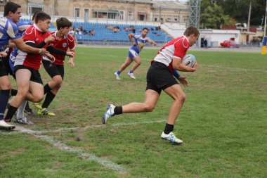 Odessa, Ukrayna - 29 Eylül 2018: Final Oyunları Şampiyonası Ukrayna'nın en güçlü takımları Rugby-7. Rugby topu alan üzerinde. Rugby topu için ağır mücadele sahip. Takım sporcular oyuncular sahada