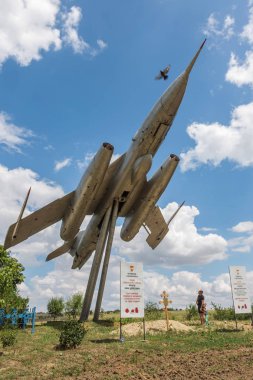 Odessa, Marinovka, Ukrayna 2018 yaklaşık: Büyük Vatanseverlik Savaşı ölen Sovyetler Birliği Kahramanı anıt. Anıt uçak savaşçı uçuş mavi gökyüzü