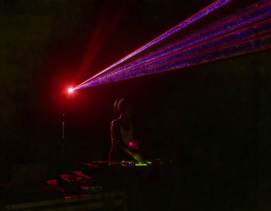 Odessa, Ukrayna - 5 Ağustos 2017: gösteri ışıklar. Lazer gösterisi. Gece kulübünde dj partileri müzik, ses parlak ışık ile dans kullanın. Club gece ışık dj parti kulübü. Duman ve ışıklar ile araba