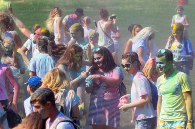 Odessa, Ukrayna - 5 Ağustos 2017: Gençler, bayanlar baylar bayram tatil sırasında renkli toz içine atma iyi eğlenceler. Festivali renkli boya. renkler aşk festival. Renk fest