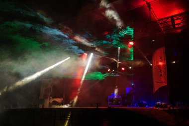 Odessa, Ukrayna - 5 Ağustos 2017: gösteri ışıklar. Lazer gösterisi. Gece kulübünde dj partileri müzik, ses parlak ışık ile dans kullanın. Club gece ışık dj parti kulübü. Duman ve ışıklar ile araba