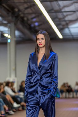 Odessa, Ukrayna - 3 Ekim 2015: Bir model bir kadın defile moda hafta Crf Odesa'da kalma sırasında pist yürür. Yeni koleksiyon Sonbahar - 2015 Abiye ve ulusal vatansever motifler. Genç kadın ve kadın