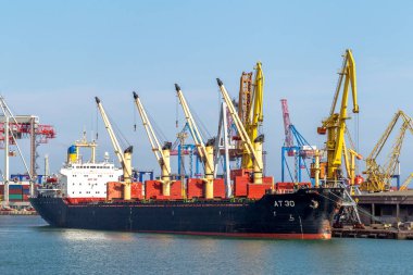 Odessa, Ukrayna - 15 Nisan: deniz kargo gemisi Odessa Limanı Deniz limanda palamarla. Yükleme ve boşaltma Ukrayna sanayi mallarının, 15 Nisan 2014 yoluna taşınan Odessa, Ukrayna