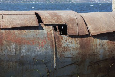 Modası geçmiş bir endüstriyel harcamak, Odessa, Ukrayna, 2018 eski bir paslı büyük demir boru. Şehrin su sağlama için büyük yıpranmış demir borular