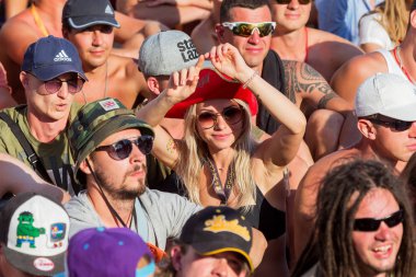 Odessa, Ukrayna -25 Ağustos 2017: büyük kalabalık, müzik sırasında rock konserinde hayranlarını gün boyunca. Seyirci kum Beach müzik ve spor festivali Z-Oyunlar sırasında