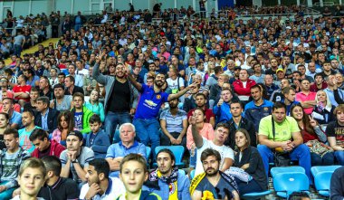 Odessa, Ukrayna - 15 Eylül 2016: Aktif futbol tribün taraftarlara