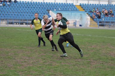 Odessa, Ukrayna - 29 Eylül 2018: Final Oyunları Şampiyonası Ukrayna'nın en güçlü takımları Rugby-7. Rugby topu alan üzerinde. Rugby topu için ağır mücadele sahip. Takım sporcular oyuncular sahada