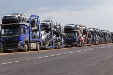 Odessa, Ukrayna 1 Eylül 2017: Araba taşıyıcıları arabaya taşımak. Özel kamyonlar arabayla taşımacılığı. Çok katmanlı ulaşım araçları için özel römork. Arabalar römork taşıma