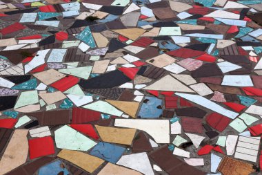 kolaj kiremit dekorasyon, cam mozaik kırık. Seramik yaratıcı zemin zemin döşemeleri için deli arka plan olarak kırık. duvar parçası arka plan olarak farklı tonları mozaiği ile süslüdür