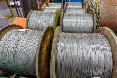 Güç elektrik kablo ve fiber optik üreten bir modern bitki içinde parçası. İç modern üretim hattı. Konteyner kablo makaraları nakliye ve tüketici satışı mallarına bitmiş