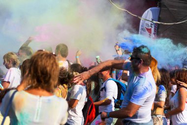 Odessa, Ukrayna - 5 Ağustos 2017: Gençler, bayanlar baylar bayram tatil sırasında renkli toz içine atma iyi eğlenceler. Festivali renkli boya. renkler aşk festival. Renk fest