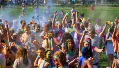 Odessa, Ukrayna - 5 Ağustos 2017: Gençler, bayanlar baylar bayram tatil sırasında renkli toz içine atma iyi eğlenceler. Festivali renkli boya. renkler aşk festival. Renk fest