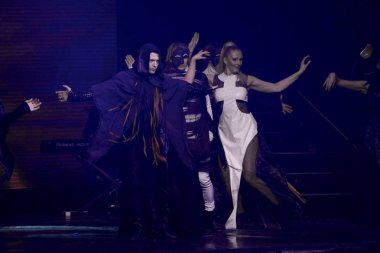 Odessa, Ukrayna, 17 Nisan 2012: Pop konser ikonik Rus şarkıcı Philip Kirkorov Odessa'daki. Ful ile parlak renkli ışık ve tiyatro gösterisi.