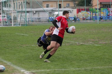 Odessa, Ukrayna - 29 Eylül 2018: Final Oyunları Şampiyonası Ukrayna'nın en güçlü takımları Rugby-7. Rugby topu alan üzerinde. Rugby topu için ağır mücadele sahip. Takım sporcular oyuncular sahada