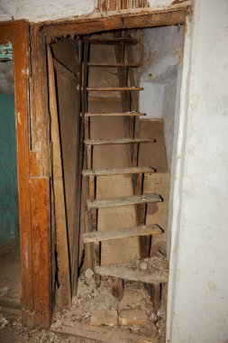 Terk edilmiş bir harabe binada bir antik 18. yy binası mistik iç, kalıntıları. Eski duvarlar, çöp ve çamur ile koridor mahvetti. Kalıp, alçı dekorasyon, kısma yok