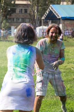 Odessa, Ukrayna - 5 Ağustos 2017: Gençler, bayanlar baylar bayram tatil sırasında renkli toz içine atma iyi eğlenceler. Festivali renkli boya. renkler aşk festival. Renk fest
