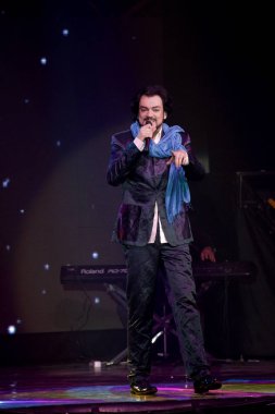 Odessa, Ukrayna, 17 Nisan 2012: Pop konser ikonik Rus şarkıcı Philip Kirkorov Odessa'daki. Ful ile parlak renkli ışık ve tiyatro gösterisi.