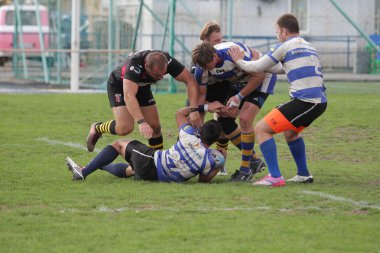 Odessa, Ukrayna - 29 Eylül 2018: Final Oyunları Şampiyonası Ukrayna'nın en güçlü takımları Rugby-7. Rugby topu alan üzerinde. Rugby topu için ağır mücadele sahip. Takım sporcular oyuncular sahada