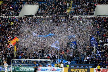 Odessa, Ukrayna - 10 Temmuz 2013: duygusal futbol taraftarları Stadı nda futbol kulübü Chernomorets, 10 Temmuz 2013, Odessa, Ukrayna bir oyun sırasında destek