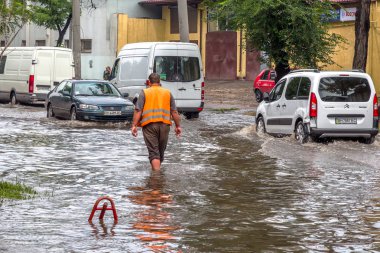 Odessa, Ukrayna - 24 Temmuz 2014: ağır yağış sular altında felaket sokakların bir sonucu olarak. Araç araba. Sel. 24 Temmuz 2014 Odessa, Ukrayna 