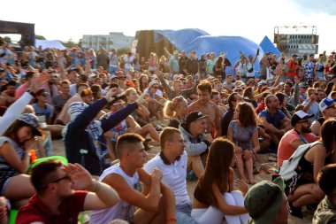 Odessa, Ukrayna -25 Ağustos 2017: büyük kalabalık, müzik sırasında rock konserinde hayranlarını gün boyunca. Seyirci kum Beach müzik ve spor festivali Z-Oyunlar sırasında