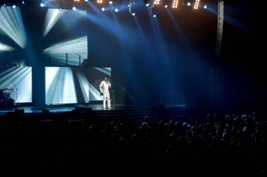 Odessa, Ukrayna, 17 Nisan 2012: Pop konser ikonik Rus şarkıcı Philip Kirkorov Odessa'daki. Ful ile parlak renkli ışık ve tiyatro gösterisi.