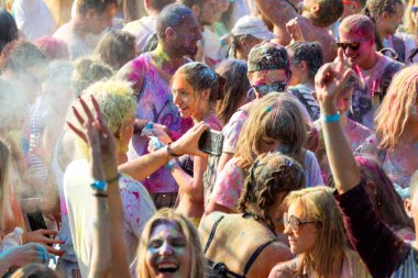 Odessa, Ukrayna - 5 Ağustos 2017: Gençler, bayanlar baylar bayram tatil sırasında renkli toz içine atma iyi eğlenceler. Festivali renkli boya. renkler aşk festival. Renk fest