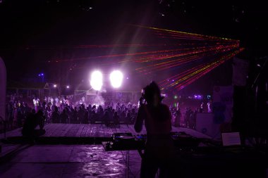 Odessa, Ukrayna - 5 Ağustos 2017: gösteri ışıklar. Lazer gösterisi. Gece kulübünde dj partileri müzik, ses parlak ışık ile dans kullanın. Club gece ışık dj parti kulübü. Duman ve ışıklar ile araba