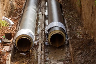 Odessa, Ukrayna - 2017 yaklaşık: Onarım şehir su kaynaklarının. Eski paslı metal borular plastik borular üzerinde değiştirme. Yeni modern teknolojiler kentsel mühendislik ağlar. Şehir su boru hattı