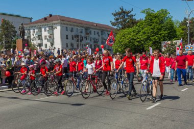 Novorossiysk, Rusya - 1 Mayıs 2018: Mayıs günü gösteri. Barış! İş! Mayıs! İnsanlar ile tatil geçit töreni sırasında Bayrak İşçi Bayramı kutlamak. 1 Mayıs günü tüm çalışan insanlar. Koloni içinde yürüyen insanlar
