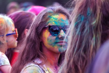 KRASNODAR, RUSSIA - May11,2018: Renkler Festivali, geleneksel Hint Holi festivali. Gençler Holi bayramında renkli pudra atarken eğleniyorlar. Renkli boya festivali. Renk Festivali