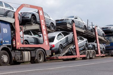 Odessa, Ukrayna 1 Eylül 2017: Araba taşıyıcıları arabaya taşımak. Özel kamyonlar arabayla taşımacılığı. Çok katmanlı ulaşım araçları için özel römork. Arabalar römork taşıma