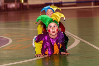 Odessa, Ukrayna-16 Aralık 2017: küçük palyaço çocuklar çocuk spor karşılaşmaları sırasında duygusal bir gösteri gerçekleştirmek. Çocuk Tiyatrosu gerçekleştirin. Çocuk müzik grubu şarkı ve sahnede dans